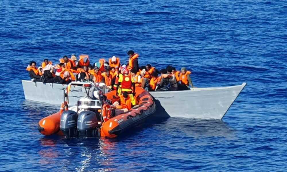 ong-espanhola-resgata-117-imigrantes-que-deixaram-a-libia-de-barco