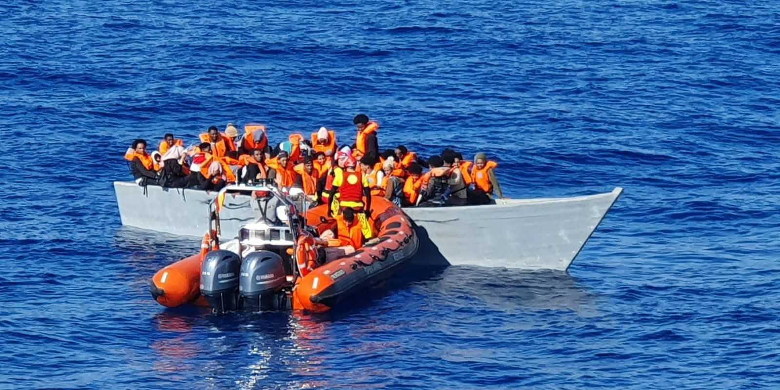 ong-espanhola-resgata-117-imigrantes-que-deixaram-a-libia-de-barco