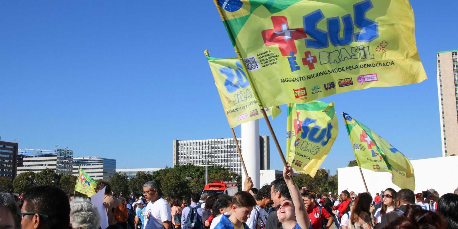 ato-em-brasilia-faz-defesa-do-sus,-da-vida-e-da-democracia