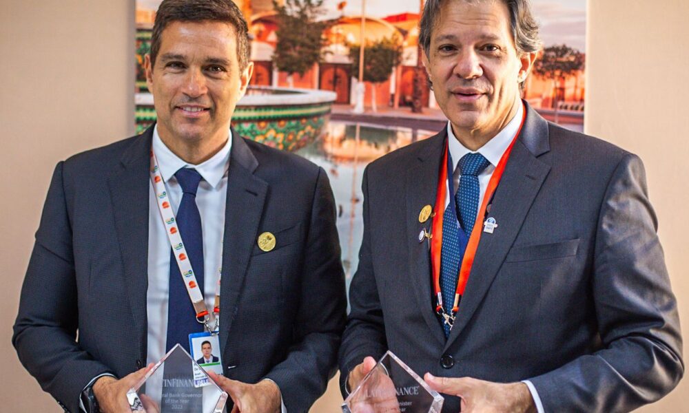 haddad-e-campos-neto-recebem-premio-de-publicacao-internacional