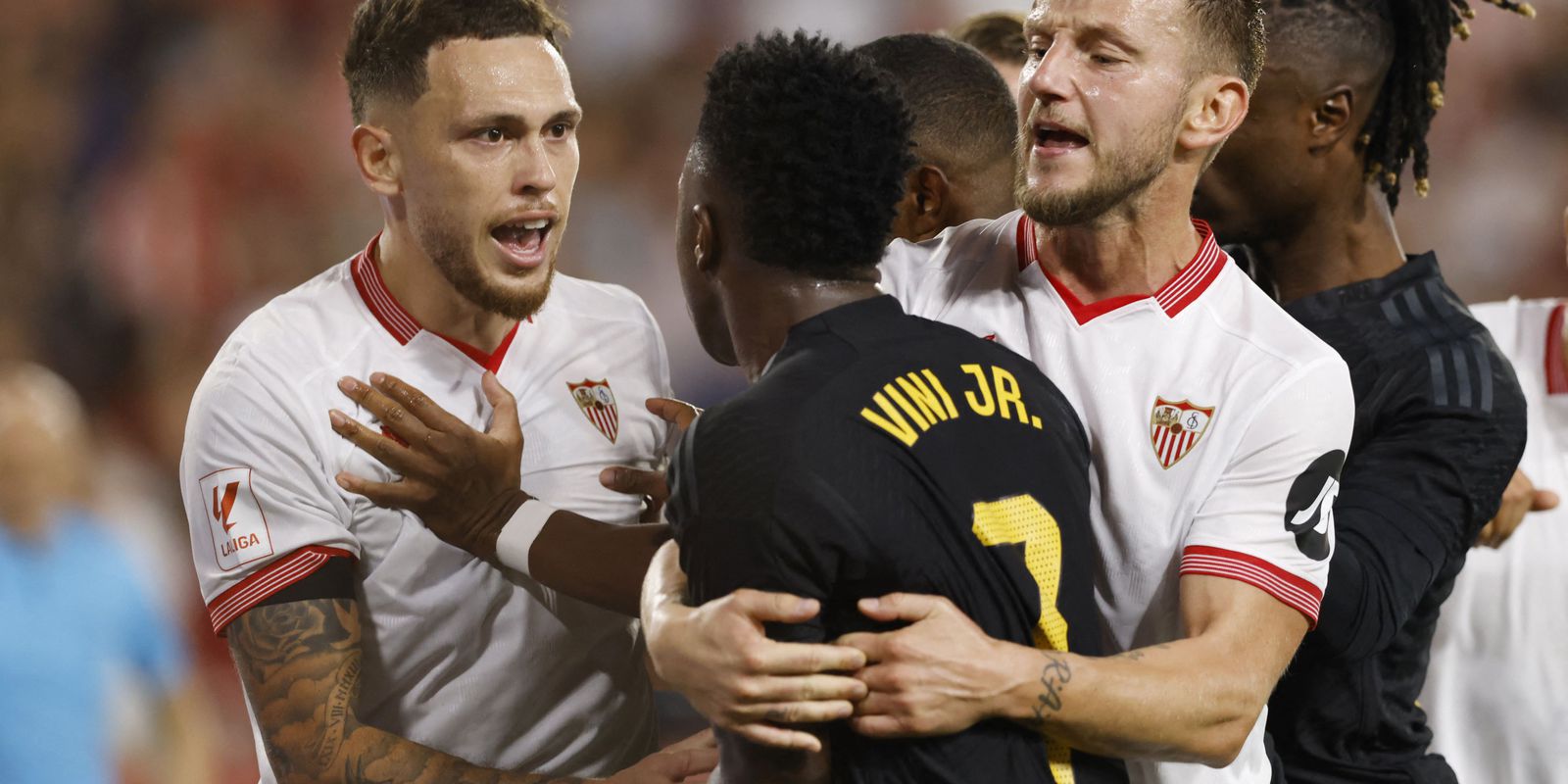 sevilla-expulsa-torcedor-que-cometeu-atos-racistas-em-jogo-contra-real