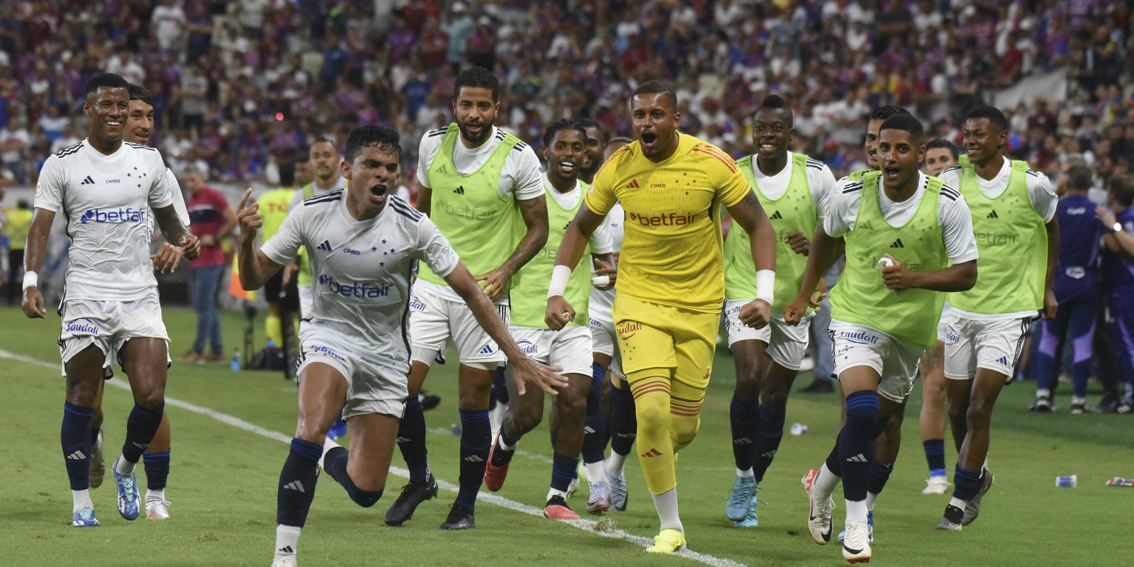 cruzeiro-vence-fortaleza-e-deixa-zona-de-rebaixamento