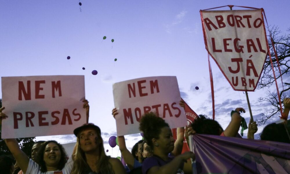 lei-obriga-mulher-a-ver-imagem-de-feto-antes-de-aborto-legal-em-maceio