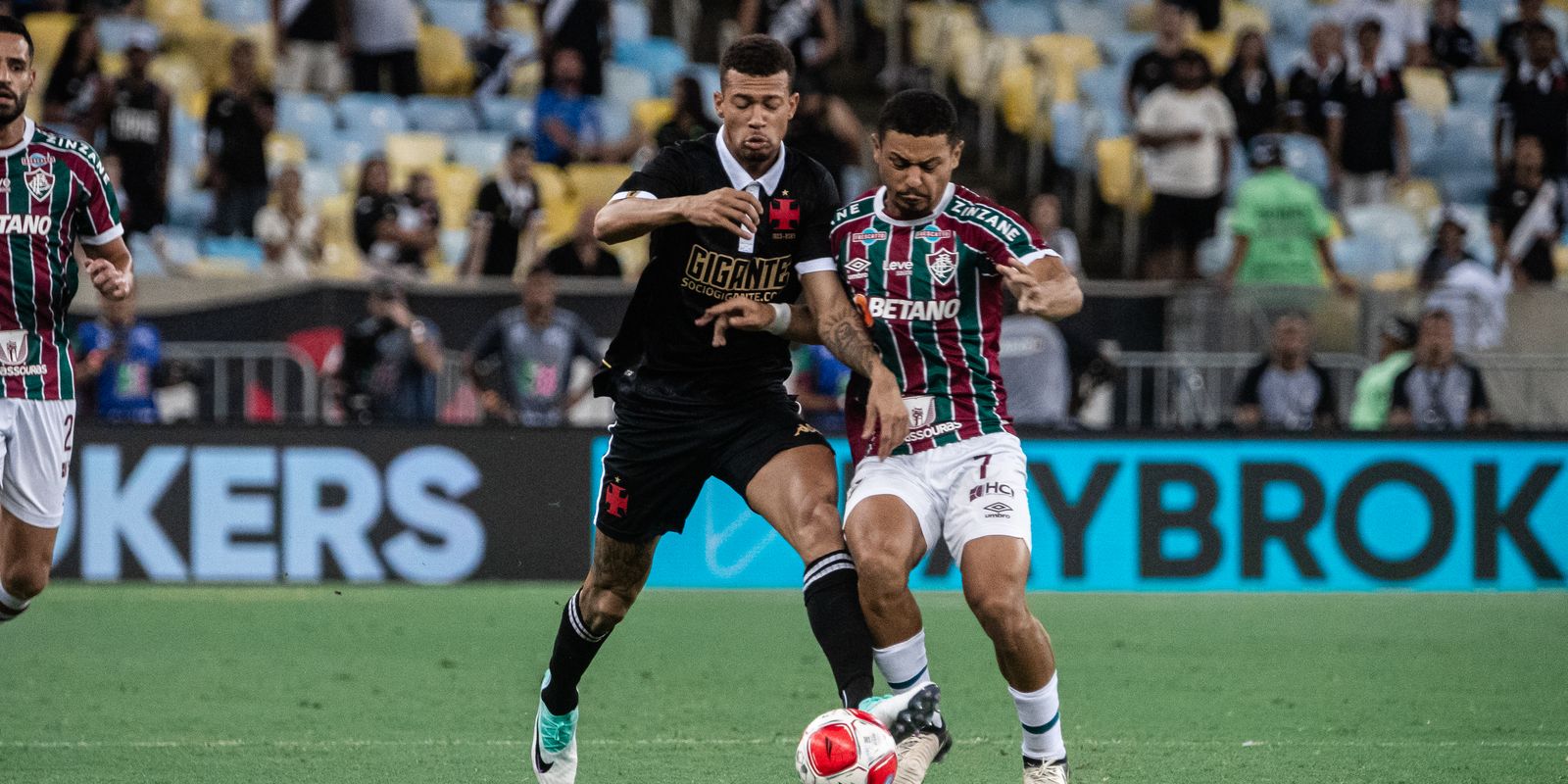 fluminense-e-vasco-ficam-no-0-a-0-em-jogo-com-arbitragem-confusa