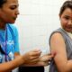 dengue:-adolescentes-de-12-a-14-anos-ja-podem-se-vacinar-no-df