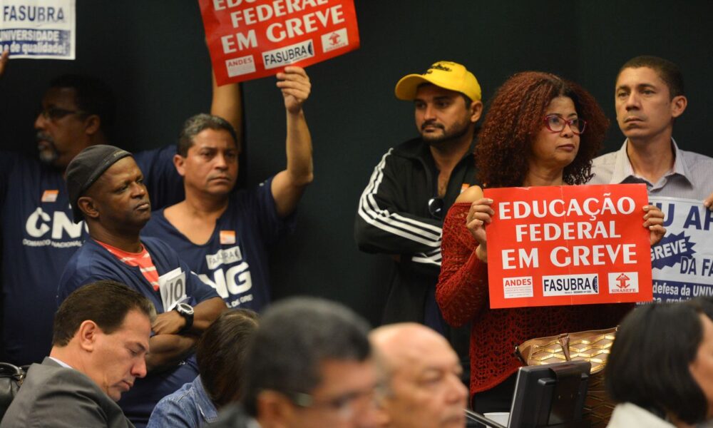 servidores-federais-de-educacao-iniciam-greve-na-quarta-feira