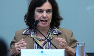 ministra-cita-negacionismo-ao-comentar-baixa-adesao-a-vacina-da-dengue