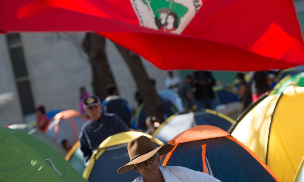 projeto-aprovado-na-camara-criminaliza-luta-por-terra,-critica-mst