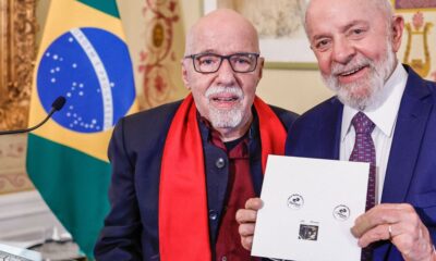 lula-lanca-selo-dos-correios-em-celebracao-a-obra-de-paulo-coelho