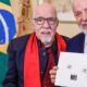 lula-lanca-selo-dos-correios-em-celebracao-a-obra-de-paulo-coelho