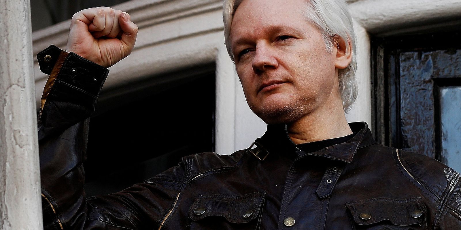 assange-tem-recepcao-calorosa-em-desembarque-na-australia