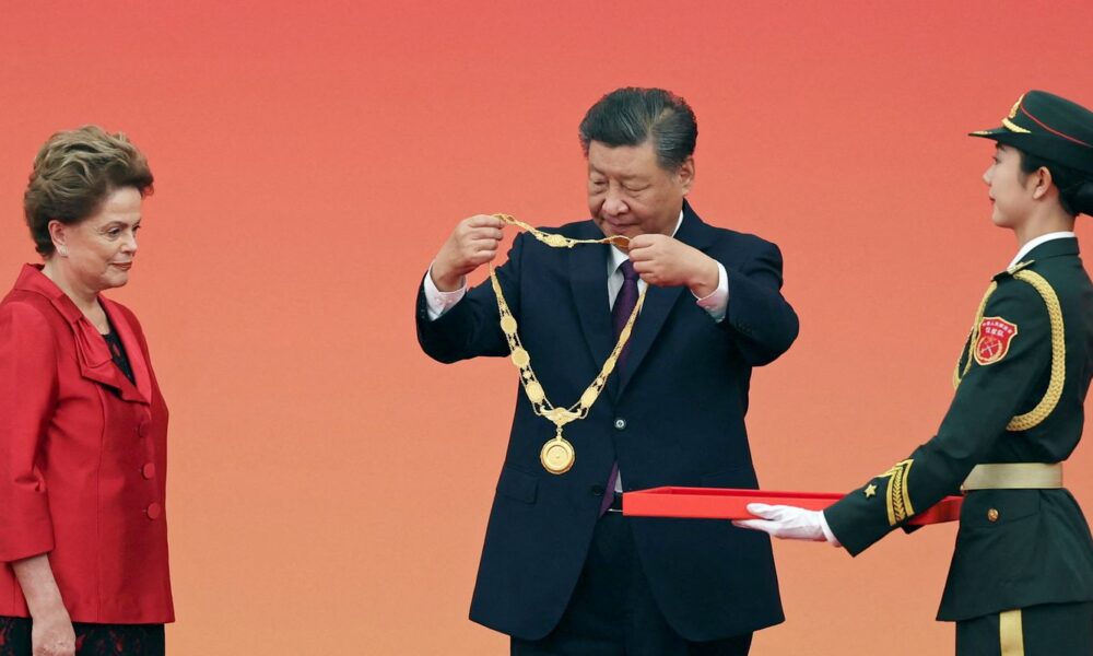 dilma-recebe-medalha-de-presidente-chines-xi-jinping