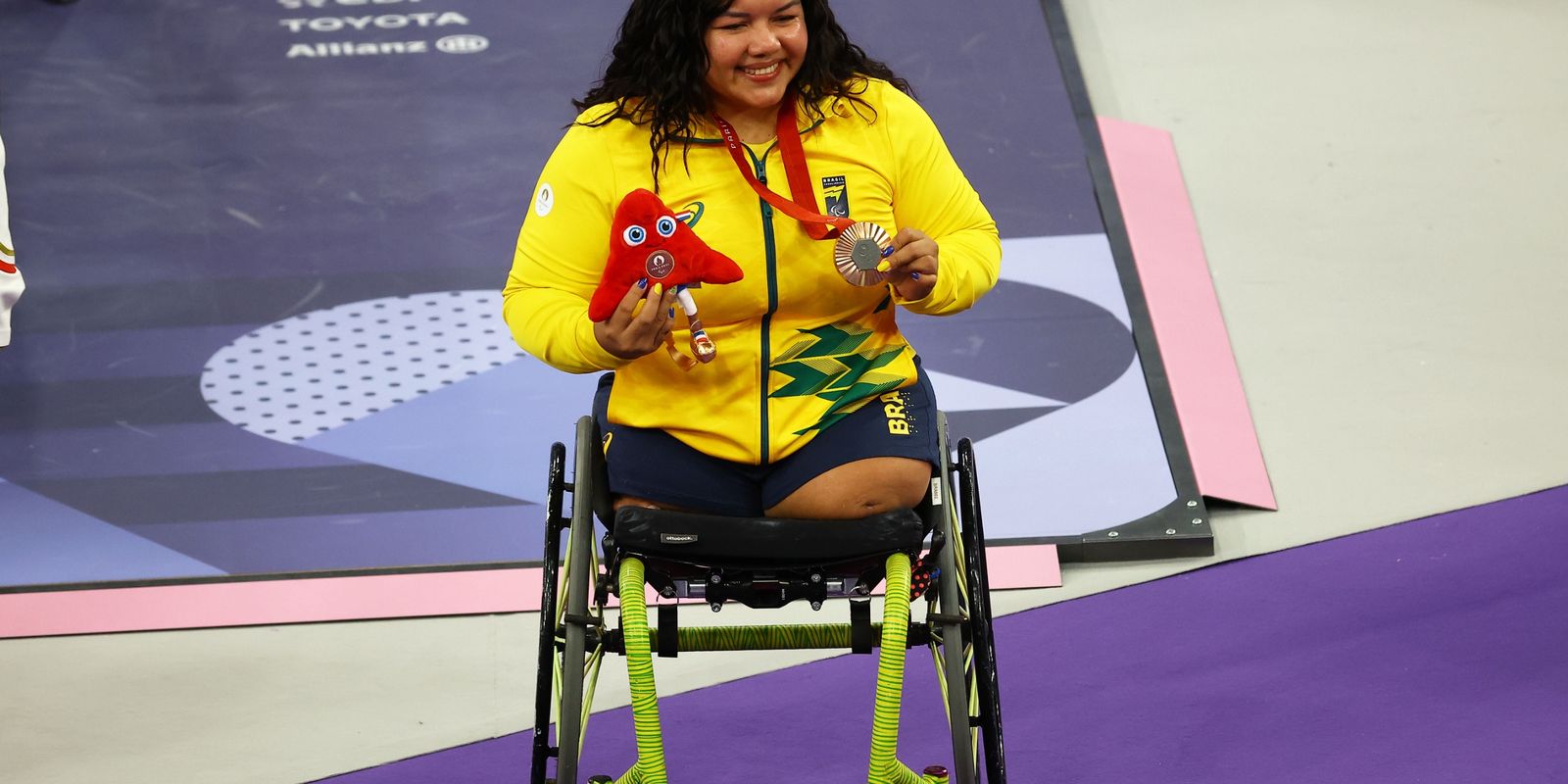 maria-de-fatima-castro-levanta-133-quilos-para-ganhar-bronze-em-paris