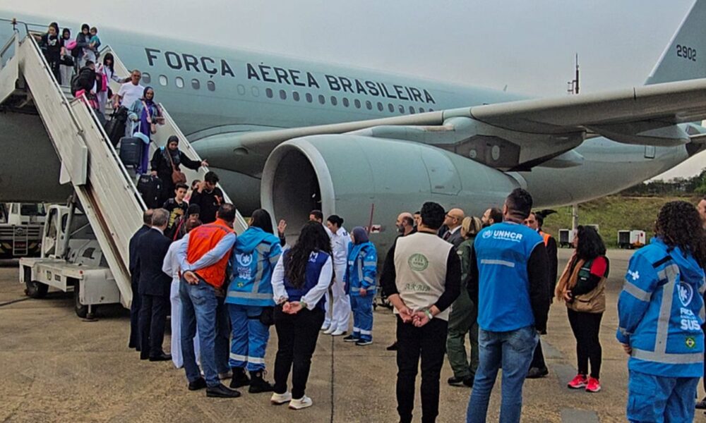 aviao-com-221-brasileiros-repatriados-do-libano-pousa-em-guarulhos