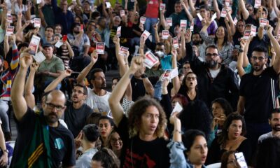 novo-estatuto-de-servidores-avanca,-e-professores-do-rio-mantem-greve