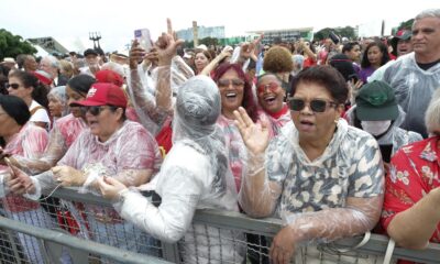 manifestantes-comemoram-democracia-na-praca-dos-tres-poderes