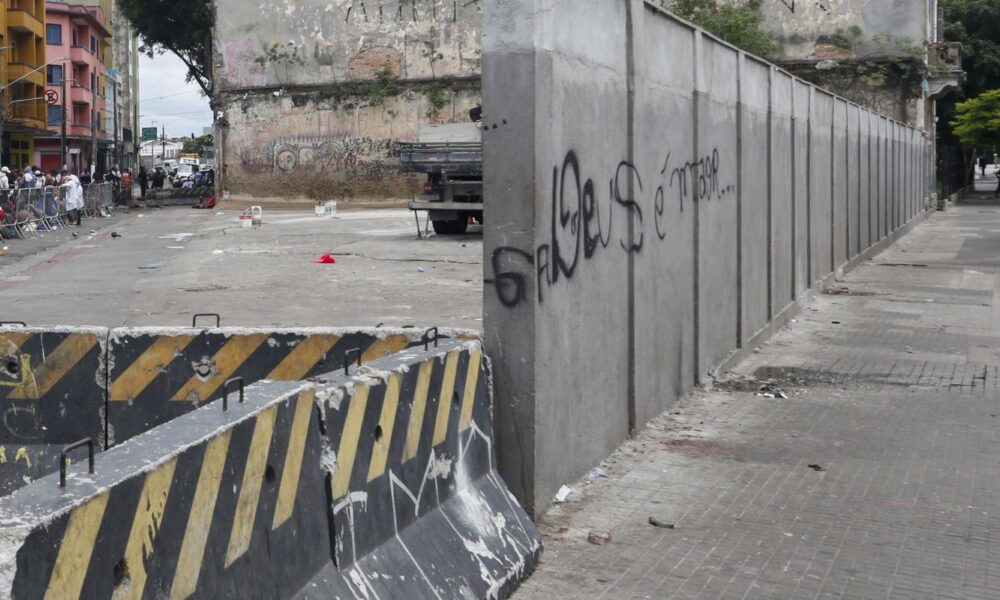 prefeitura-de-sao-paulo-nega-que-muro-confine-pessoas-na-cracolandia