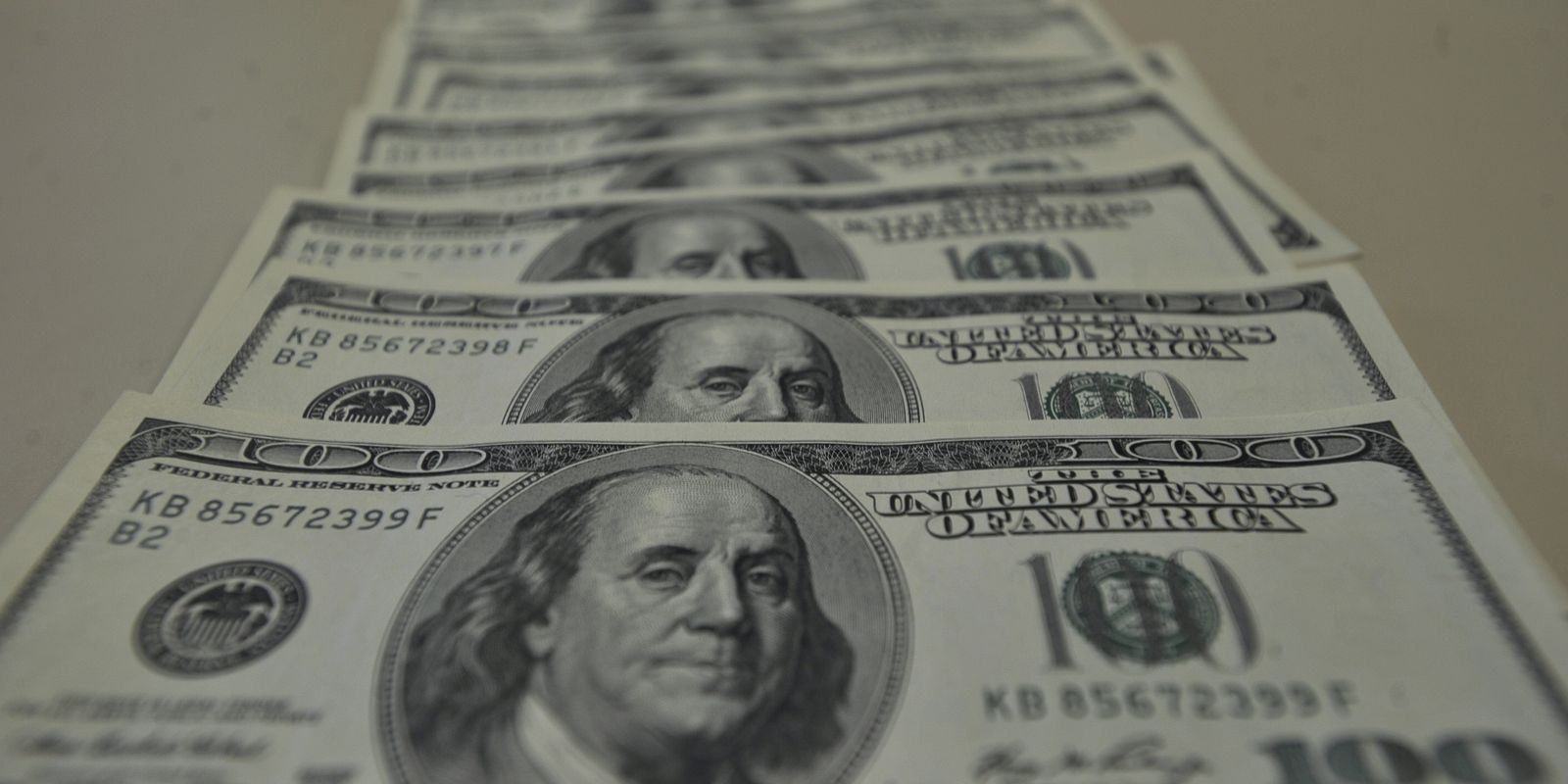 dolar-cai-para-r$-5,76-e-fecha-no-menor-nivel-desde-novembro