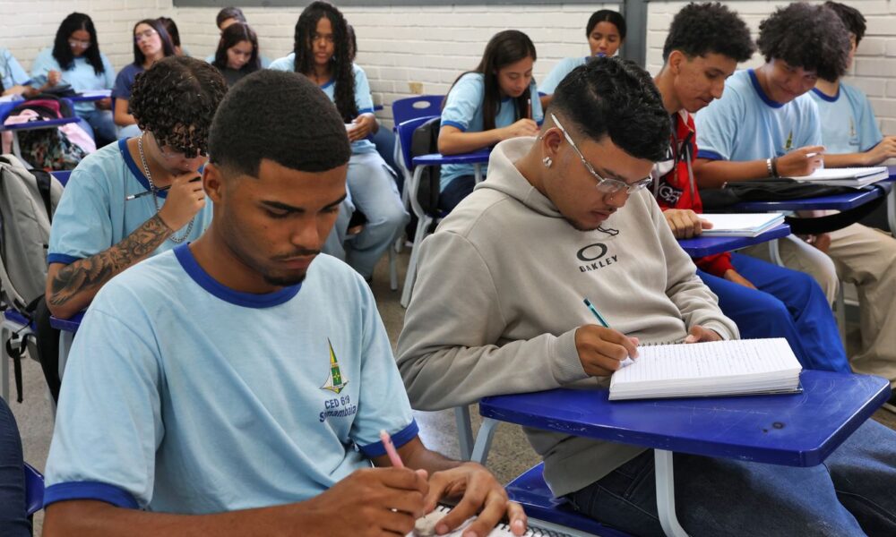 ajudar-a-familia-e-mais-educacao:-alunos-contam-como-usam-o-pe-de-meia